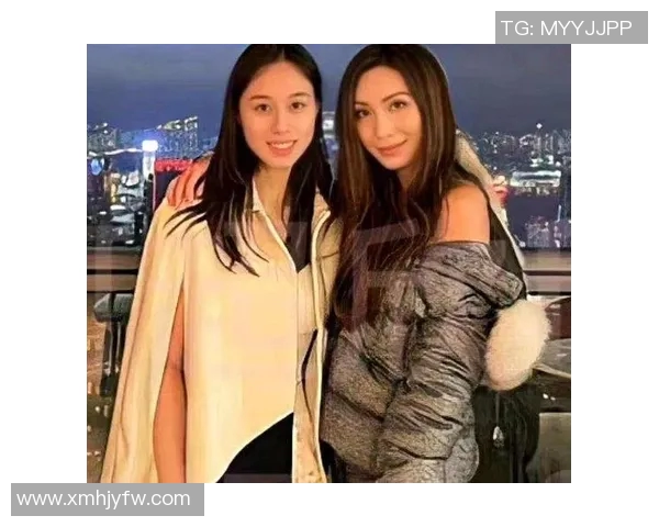 足球明星与韩国女星亲密合影展现魅力与风采的精彩瞬间