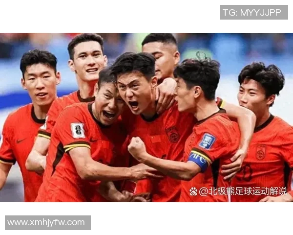 足球明星穿着红色球服的精彩瞬间与背后故事揭秘